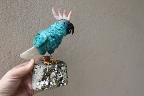 Hangeschnitzter Edelsteinvogel auf Pyritsockel - Image 2