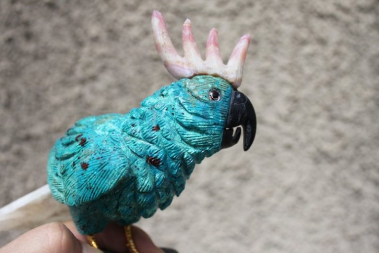 Hangeschnitzter Edelsteinvogel auf Pyritsockel