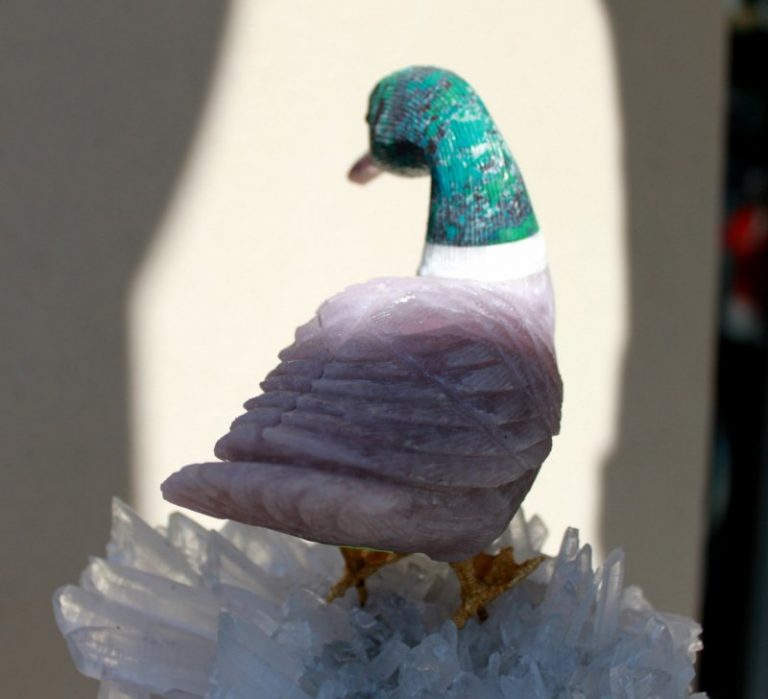 Handgeschnitzte Ente - auf Bergkristall