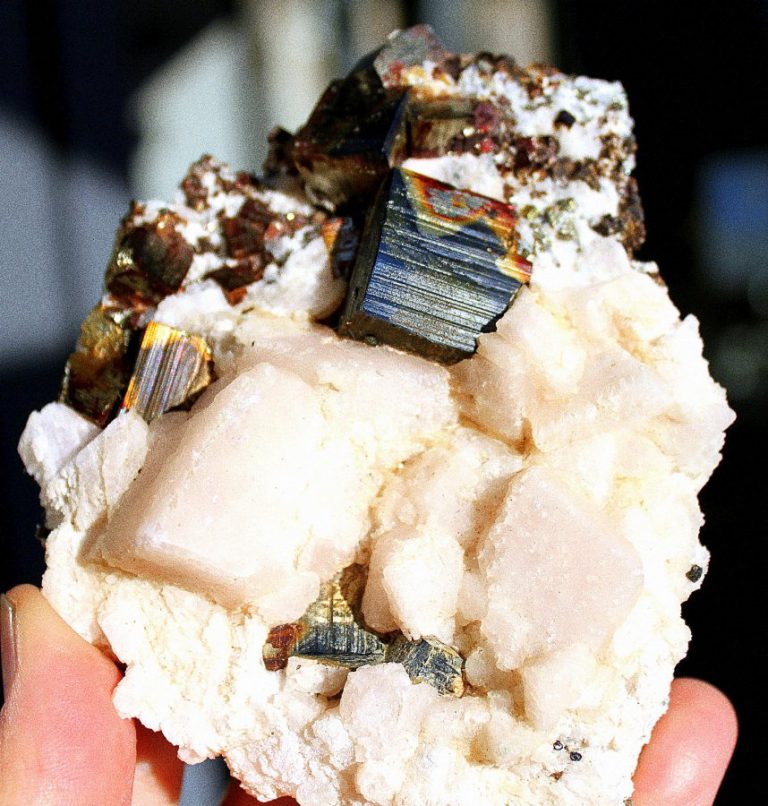 "ROSTIGE" PYRITE auf Mangano CALCIT xx