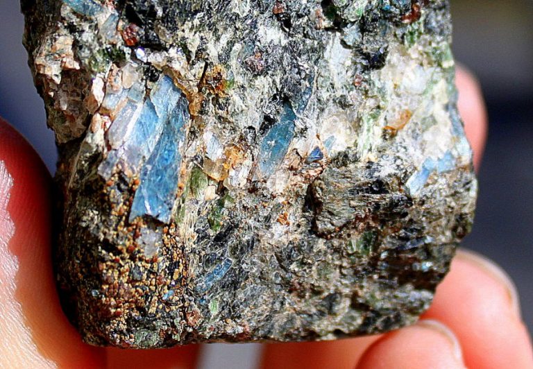 Blaue DISTHENE in EKLOGIT
