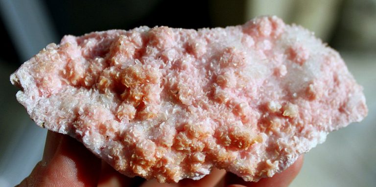 RHODOCHROSIT auf Quarz