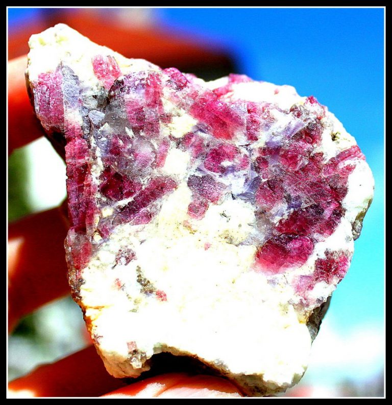 ROTE TURMALINE in 'PEGMATIT