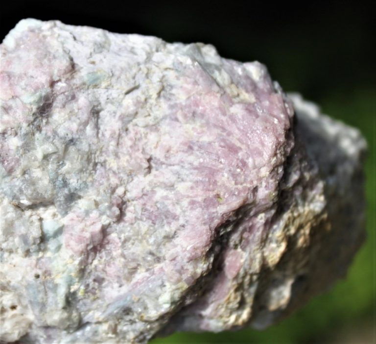 Roter TURMALIN XX in Quarz