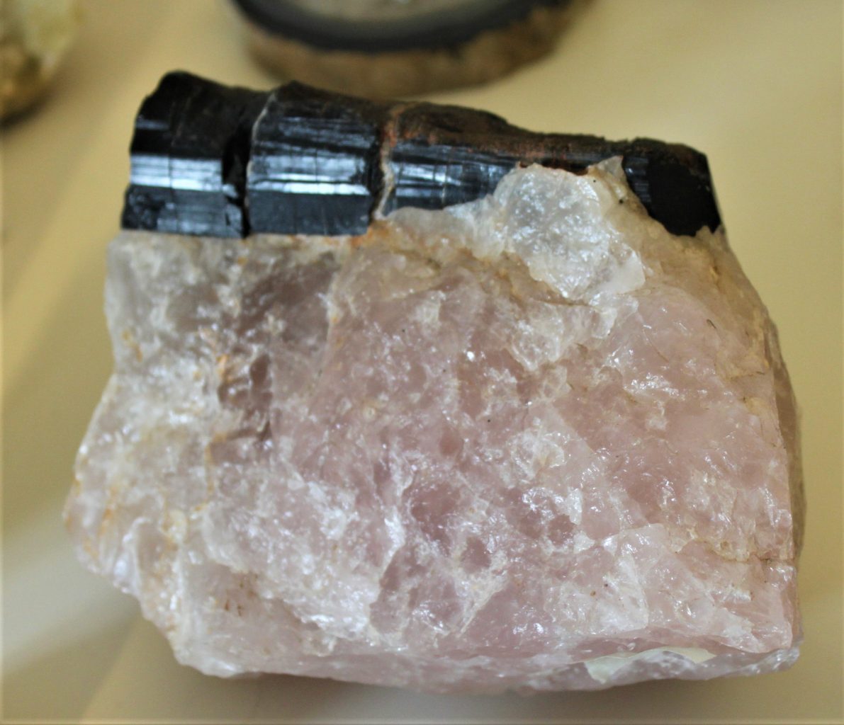 Schwarzer Turmalin in Rosenquarz