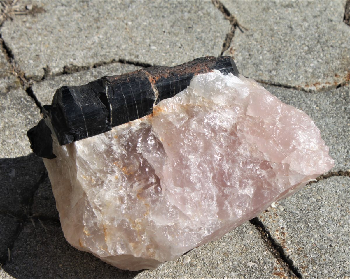 Schwarzer Turmalin in Rosenquarz