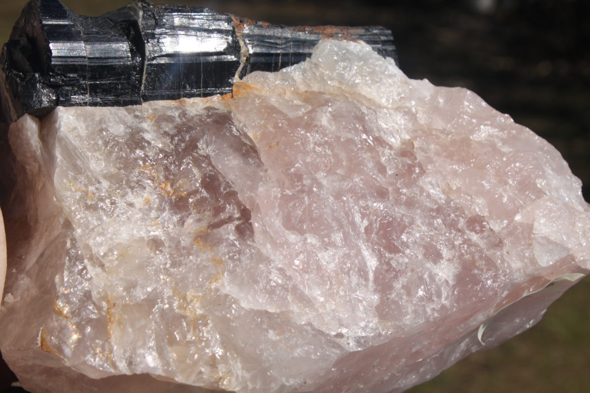 Schwarzer Turmalin in Rosenquarz