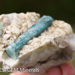 Béryl bleu dans une pegmatite